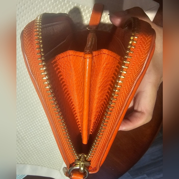 Tory Burch Zip around wallet Enamel Medallion Logo Orange Pebbled leather EUC - Picture 3 of 16